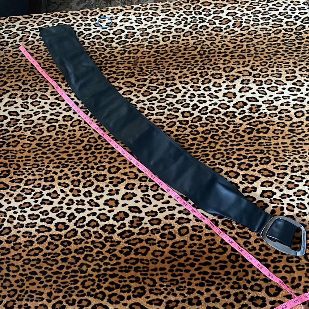 Salvatore Ferragamo black supple Leather Belt pull thru closure - Picture 5 of 9